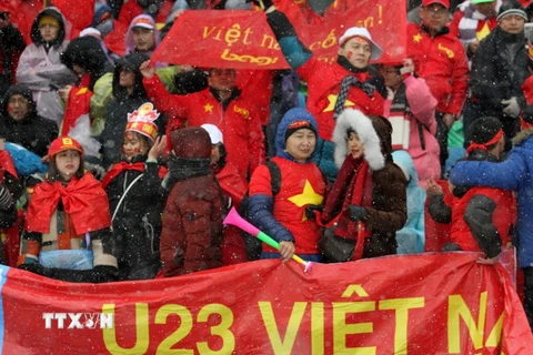 Cổ động viên Việt Nam trên khán đài sân vận động Olympic Thường Châu, tỉnh Giang Tô (Trung Quốc). (Ảnh: Hoàng Linh/TTXVN)
