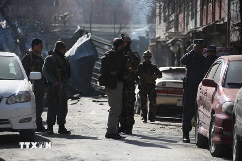 Lực lượng an ninh làm nhiệm vụ tại hiện trường vụ đánh bom liều chết ở Kabul ngày 27/1. (Nguồn: THX/TTXVN)