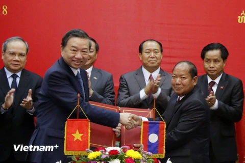 Hai Bộ trưởng đang trao nhau Kế hoạch hợp tác năm 2018. (Ảnh: Phạm Kiên/Vietnam+)