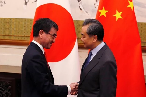 Ngoại trưởng Trung Quốc Vương Nghị (phải) và người đồng cấp Nhật Bản Taro Kono. (Nguồn: Reuters)