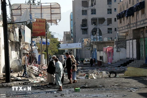 Cảnh đổ nát sau các cuộc xung đột giữa phiến quân Houthi và lực lượng trung thành với cựu Tổng thống YemenAli Abdullah Saleh tại thủ đô Sanaa, ngày 5/12. (Nguồn: THX/TTXVN)