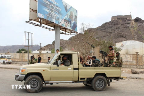 Các tay súng thuộc lực lượng ly khai miền nam Yemen tuần tra tại Aden ngày 28/1. (Nguồn: AFP/TTXVN)