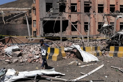 Cảnh đổ nát sau một vụ không kích tại Yemen. (Nguồn: THX/TTXVN)
