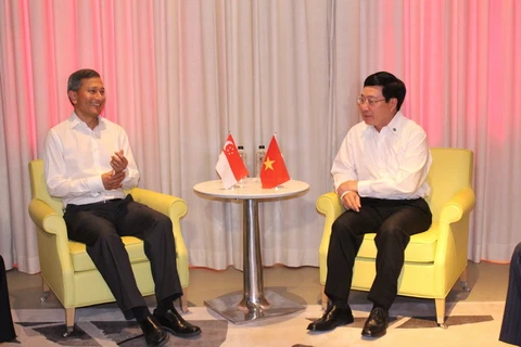 Phó Thủ tướng, Bộ trưởng Ngoại giao Phạm Bình Minh gặp song phương Bộ trưởng Ngoại giao Singapore Vivian Balakishnan. (Nguồn: TTXVN​)