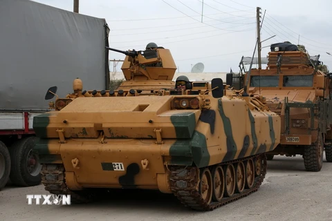 Xe quân sự Thổ Nhĩ Kỳ được triển khai tại khu vực Bab al-Salamah trên biên giới Thổ Nhĩ Kỳ-Syria ngày 21/1. (Nguồn: AFP/TTXVN)