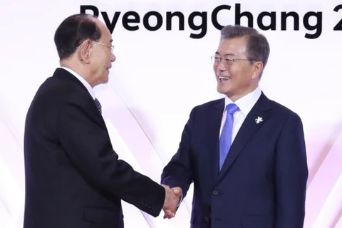 Tổng thống Hàn Quốc Moon Jae-in bắt tay ông Kim Yong-nam, Chủ tịch Đoàn Chủ tịch Hội nghị Nhân dân Tối cao Triều Tiên. (Nguồn: EPA)