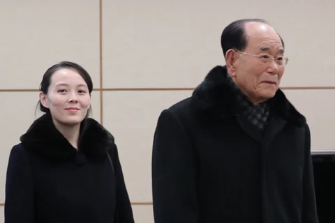 Chủ tịch Đoàn Chủ tịch Hội nghị Nhân dân Tối cao Triều Tiên Kim Yong-Nam (phải) và em gái của nhà lãnh đạo Triều Tiên Kim Jong-un, bà Kim Yo-jong, tới sân bay quốc tế Incheon ngày 9/2. (Nguồn: YONHAP/TTXVN)