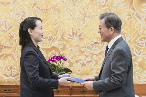 Bà Kim Yo-jong (trái) chuyển thư của Nhà lãnh đạo Triều Tiên Kim Jong-un tới Tổng thống Hàn Quốc Moon Jae-in (phải) trong cuộc gặp tại Seoul ngày 10/2. (Nguồn: YONHAP/TTXVN)