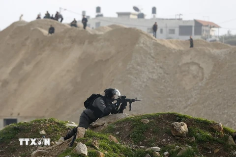 Cảnh sát Israel làm nhiệm vụ tại thành phố Ramallah, Bờ Tây ngày 12/1. (Nguồn: AFP/TTXVN)