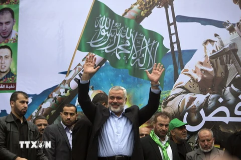Thủ lĩnh Phong trào Hamas Ismail Haniya (giữa) tại lễ kỷ niệm lần thứ 27 ngày sáng lập phong trào tại Dải Gaza ngày 12/12/2014. (Nguồn: AFP/TTXVN)