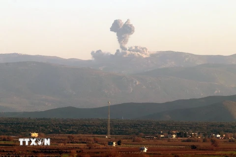 Khói bốc lên từ khu vực Afrin, Syria, nhìn từ tỉnh Hatay trên biên giới Syria-Thổ Nhĩ Kỳ ngày 20/1. (Nguồn: THX/TTXVN)
