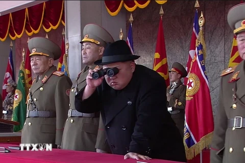Nhà lãnh đạo Triều Tiên Kim Jong-un tại lễ diễu binh kỷ niệm 70 năm Ngày thành lập quân đội. (Nguồn: YONHAP/TTXVN)
