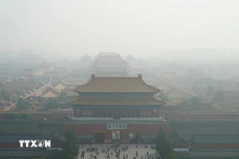 Khói mù bao phủ tại Bắc Kinh. (Nguồn: THX/TTXVN)