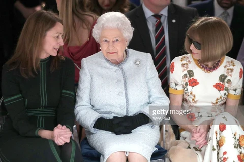 “Bà đầm thép” Anna Wintour bị chỉ trích khi ngồi cạnh Nữ hoàng Anh