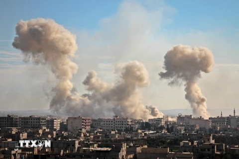Khói bốc lên sau các cuộc không kích ở Đông Ghouta, Syria ngày 19/2. (Nguồn: AFP/TTXVN)