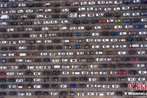 Hình ảnh hơn 10.000 xe ôtô bị dồn ứ vì chờ phà ở Trung Quốc