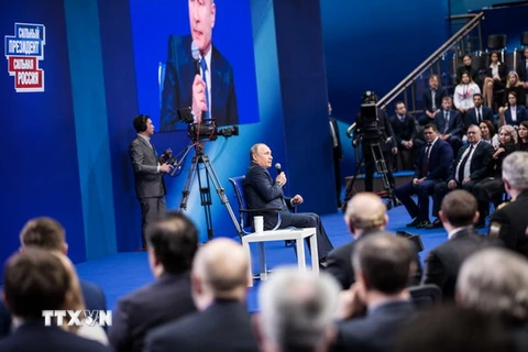 Tổng thống Nga Vladimir Putin (giữa) phát biểu tại Moskva ngày 30/1. (Nguồn: THX/TTXVN) 