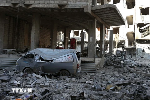 Hiện trường đổ nát sau một cuộc không kích ở Đông Ghouta, Syria ngày 21/2. (Nguồn: AFP/TTXVN)
