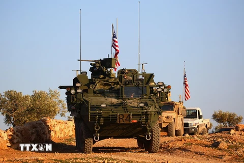 Xe quân sự Mỹ được triển khai tại làng Yalanli, ngoại ô thành phố Manbij, Syria ngày 5/3/2017. (Nguồn: AFP/TTXVN)