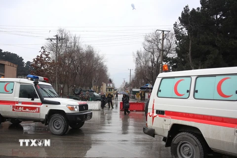 Lực lượng an ninh Afghanistan phong tỏa hiện trường vụ đánh bom ở Kabul ngày 24/2. (Nguồn: THX/TTXVN)