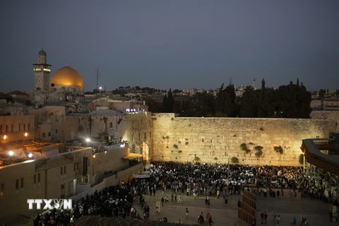 Người Do Thái cầu nguyện tại Bức tường phía Tây ở Jerusalem. (Nguồn: AFP/TTXVN)