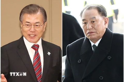 Phó Chủ tịch Ủy ban Trung ương Đảng Lao động Triều Tiên,ông Kim Yong-chol (phải) và Tổng thống Hàn Quốc Moon Jae-in (trái). (Nguồn: Yonhap/TTXVN)