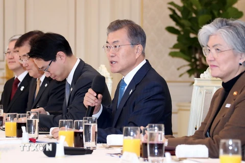 Tổng thống Hàn Quốc Moon Jae-in (thứ 2, phải) trong một cuộc họp tại Seoul. (Nguồn: Yonhap/TTXVN)