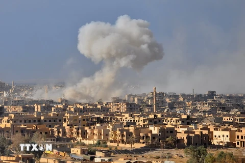 Khói bốc lên sau một cuộc không kích nhằm vào các vị trí phiến quân tại Deir al-Zour, Syria. (Nguồn: AFP/TTXVN)
