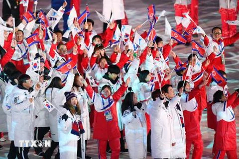 Các vận động viên Hàn Quốc và Triều Tiên tại lễ bế mạc Olympic PyeongChang 2018. (Nguồn: Kyodo/TTXVN)