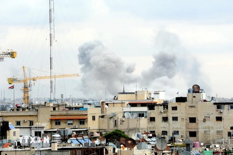 Khói bốc lên sau một vụ nã rocket từ khu vực Đông Ghouta, Syria ngày 26/2. (Nguồn: THX/TTXVN)