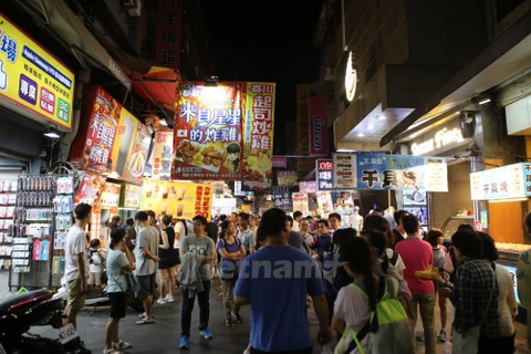 Một khu chợ đêm đông đúc du khách ở Đài Loan. (Ảnh: Minh Sơn/Vietnam+)