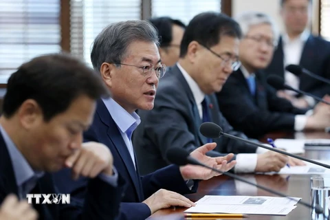 Tổng thống Hàn Quốc Moon Jae-in (thứ 2, trái) trong cuộc họp tại Seoul ngày 26/1. (Nguồn: Yonhap/TTXVN)