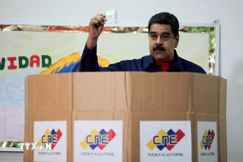 Tổng thống Venezuela Nicolas Maduro bỏ phiếu trong cuộc bầu cử địa phương tại Caracas ngày 10/12/2017. (Nguồn: THX/TTXVN)