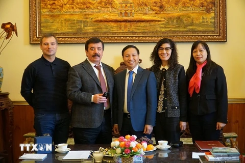 Đại sứ Ngô Đức Mạnh và Hiệu phó MGU Sergey Sakhrai (thứ hai từ trái sang) cùng các cán bộ Đại sứ quán tại buổi làm việc. (Ảnh: Tâm Hằng/TTXVN)