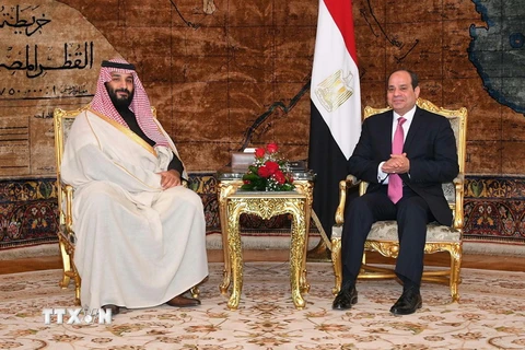 Tổng thống Ai Cập Abdel-Fattah El-Sisi (phải) và Thái tử Saudi Arabia Mohammed bin Salman (trái). (Nguồn: THX/TTXVN)