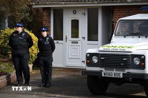 Cảnh sát Anh gác bên ngoài một khu dân cư ở Salisbury, được cho có liên quan đến sự cố của cựu điệp viên Sergei Skripal ngày 6/3. (Nguồn: AFP/TTXVN)