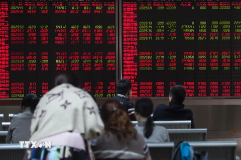 Nhà đầu tư theo dõi các chỉ số chứng khoán tại Bắc Kinh. (Nguồn: AFP/TTXVN)