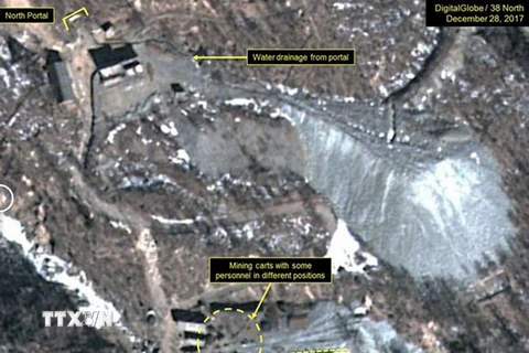 Các phương tiện và công nhân làm việc tại bãi thử hạt nhân Punggye-ri. (Nguồn: Getty Images/TTXVN)