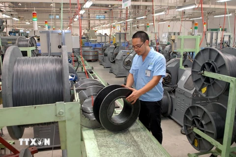 Công nhân làm việc tại Công ty trách nhiệm hữu hạn Yamato Industries Viet Nam, 100% vốn đầu tư Nhật Bản, hoạt động tại Khu Công nghiệp Quế Võ (Bắc Ninh). (Ảnh: Danh Lam/TTXVN)