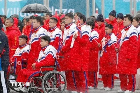 Phái đoàn Triều Tiên tới tham dự Paralympic PyeongChang 2018 tại lễ đón ở làng vận động viên PyeongChang, Hàn Quốc ngày 8/3. (Nguồn: Kyodo/TTXVN)