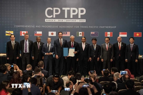 Bộ trưởng Công thương Trần Tuấn Anh (phải) cùng đại diện các nước tham gia lễ ký Hiệp định CPTPP ở Santiago ngày 8/3. (Nguồn: THX/TTXVN)