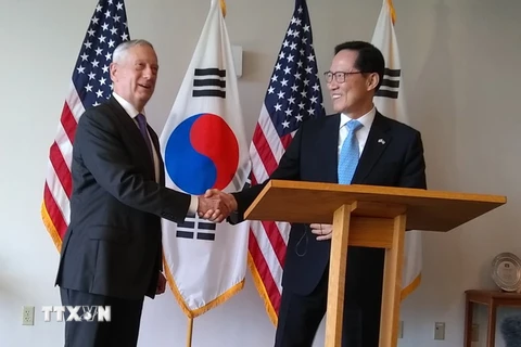Bộ trưởng Quốc phòng Mỹ James Mattis (trái) và người đồng cấp Hàn Quốc Song Young-moo (phải) đã có cuộc hội đàm về vấn đề Triều Tiên. (Nguồn: AFP/TTXVN)