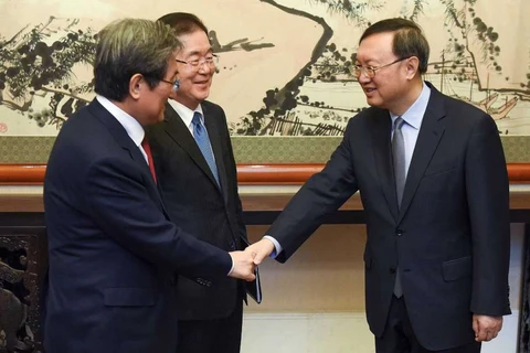 Ủy viên Quốc vụ Trung Quốc Dương Khiết Trì (phải) và ông Chung Eui-yong (giữa), cố vấn an ninh hàng đầu của Tổng thống Hàn Quốc Moon Jae-in, cùng Đại sứ Hàn Quốc tại Trung Quốc Noh Young-min. (Nguồn: AP)