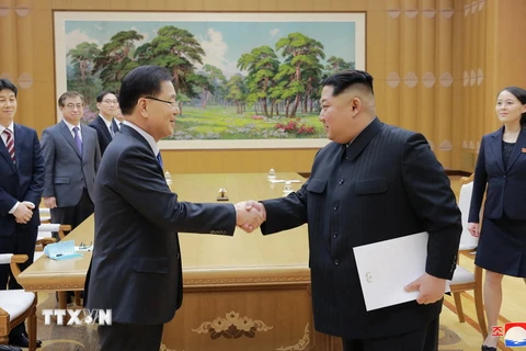 Nhà lãnh đạo Kim Jong-un (phải) và ông Chung Eui-yong (trái) trong cuộc gặp tại Bình Nhưỡng ngày 5/3. (Nguồn: YONHAP/TTXVN)