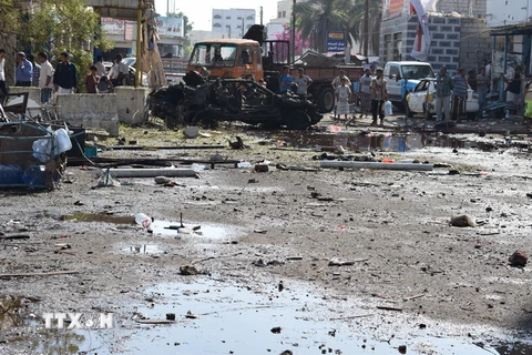 Cảnh đổ nát sau một vụ đánh bom xe ở Aden, Yemen. (Nguồn: THX/TTXVN)