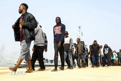 Lực lượng Hải quân Libya đã giải cứu 252 người di cư đang tìm đường đến châu Âu ngày 11/3. (Nguồn: AFP/TTXVN)