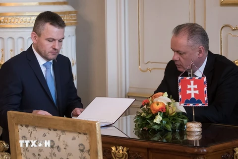 Tổng thống Slovakia Andrej Kiska (phải) và Phó Thủ tướng Peter Pellegrini (trái) tại cuộc gặp ở Bratislava ngày 15/3. (Nguồn: AFP/TTXVN)