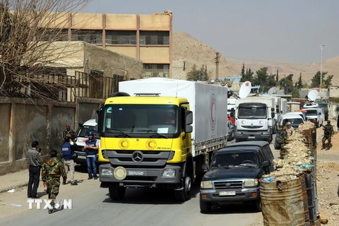Đoàn xe viện trợ nhân đạo tới khu vực Wafidin, phía đông bắc Damascus, hướng tới quận Douma, Đông Ghouta ngày 5/3. (Nguồn: THX/TTXVN)