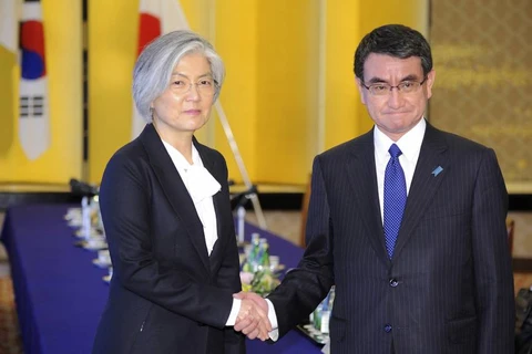 Ngoại trưởng Hàn Quốc Kang Kyung-wha (trái) và người đồng cấp Nhật Bản Taro Kono. (Nguồn: AP)