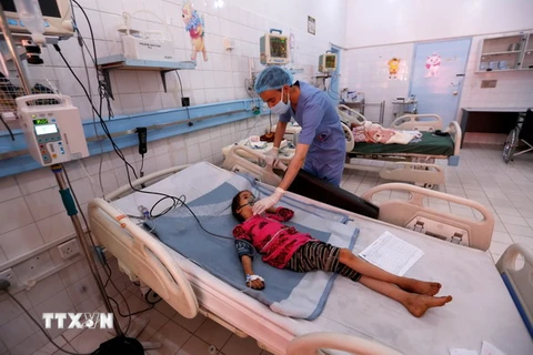 Trẻ em bị mắc bệnh bạch hầu điều trị tại bệnh viện ở Sanaa ngày 22/11/2017. (Nguồn: AFP/TTXVN)